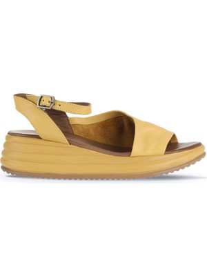 Bueno Shoes Sarı Deri Kadın Dolgu Topuklu Sandalet 01WA2402 01WA2402