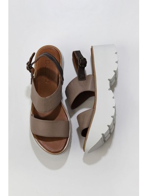 Bueno Shoes Gri Deri Kadın Dolgu Topuklu Sandalet 01WU11400 01WU11400