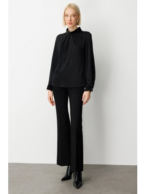 Ekol Önü Pileli Dantel Detaylı Bluz Siyah 03059