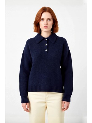 Ersefa Kadın Lacivert Geniş Kalıp Triko Kazak Polo Yaka Tasarımıyla Soğuk Kış Günlerinde Konfor Sunar