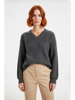 Ersefa Kadın Regular Kalıp Akrilik Triko Kazak Ajurlu V Yaka Düşük Kol Kış Mevsimi Için Ideal Şıklık.