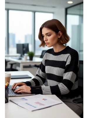 FRM Kadın Modern Bisiklet Yaka Çizgili Akrilik Triko Crop Kazak Akıtma Detaylı Şık Kombinler Kaliteli