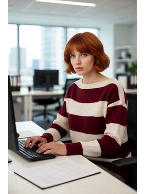 FRM Kadın Yumuşak Dokulu Oversize Kayık Yaka Triko Kazak Günlük Kombinlerde Sıcaklık Sunuyor. Kaliteli