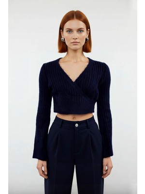 Ersefa Kadınlara Özel Fitilli Kruvaze Crop Triko Kazak Serin Havalarda Şıklığı ve Konforu Bir Arada Sunar