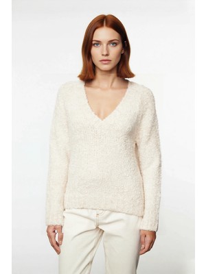 Ersefa Kadın Kışlık Basic Bej Dokulu Regular Kalıp Derin V Yaka Akrilik Uzun Kollu Triko Kazak Modeli