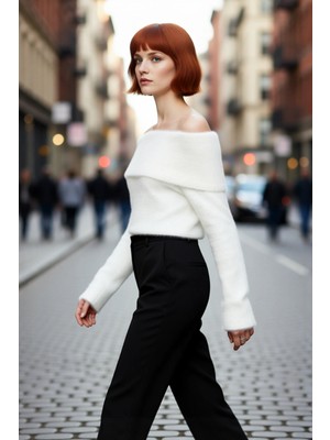 PayBuy Kadın Ekru Regular Kalıp Carmen Yaka Tüylü Sakal Iplikli Crop Triko Kazak Kış Sezonu Şıklığı