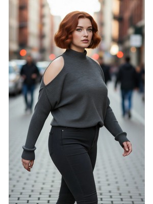 PayBuy Kadın Relaxed Kalıp Dik Yaka Düşük Uzun Kollu Omzu Açık Detaylı Modern Konforlu Triko Kazak