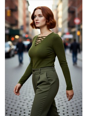 PayBuy Kadın Fitted Kesim Britli V Yaka Uzun Kollu Triko Bluz Soğuk Havalar Için Şık ve Modern Seçim