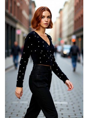 PayBuy Kadın Siyah Tüylü V Yaka Super Crop Işlemeli Inci Detaylı Şık Triko Kazak Kışlık Kombinlerin Gözdesi