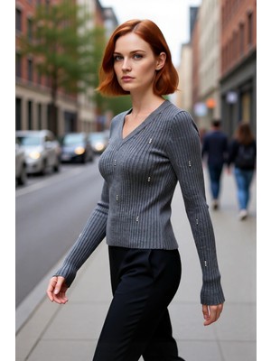 PayBuy Kadın Antrasit Fitted V Yaka Taş Işlemeli Triko Kazak Kış Sezonu Için Şık ve Rahat Bir Seçim