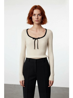 Ersefa Kadın Fitted Kalıp Fitilli Dokuma Havuz Yaka Triko Kazak Ince Yapısıyla Modern Bir Stil Sunar