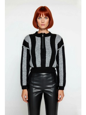 Ersefa Kadın Çizgili Oversize Triko Kazak Fermuarlı Dik Yaka Detayıyla Günlük Stilinizi Tamamlar.