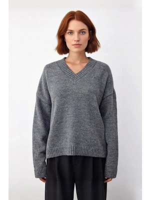 Ersefa Kadın Basic Triko Kazak Geniş Kalıbı ve V Yaka Detayıyla Kışın Şık Rahat Kombinler Sunar