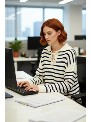 FRM Kadın Günlük Relaxed Kalıp Çizgili Bağcıklı Yaka Triko Kazak Konforlu ve Şık Bir Tarz Sunar