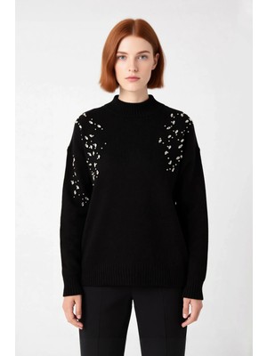 Ersefa Kadın Dik Yaka Taş Detaylı Triko Kazak Oversize Kesimiyle Konfor ve Zarafeti Bir Arada Sunuyor