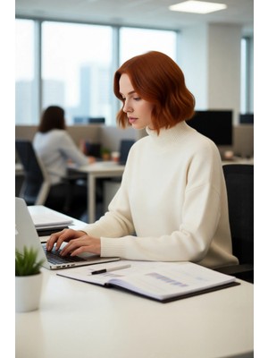 FRM Kadın Oversize Kalın Triko Kazak Gri Rengi ve Dik Yaka Tasarımıyla Kış Kombinlerinin Yıldızı