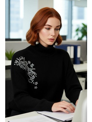 FRM Kadın Balıkçı Yaka Uzun Kollu Triko Kazak Regular Kalıp Taş Işlemeli Tasarımıyla Şık ve Sıcak