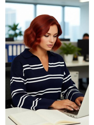 FRM Kadın Triko Çizgili Polo Yaka Kazak Relaxed Kesimiyle Konforlu ve Şık Bir Kış Kombini Yaratır