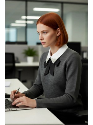 FRM Kadın Günlük ve Ofis Şıklığı Için Regular Kalıp Taşlı Triko Kazak Tek Plaka Dokuma Rahatlığında