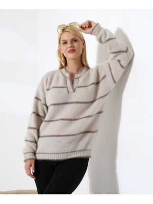 Yaka V Kesimli Tüylü Çizgili Triko Kazak