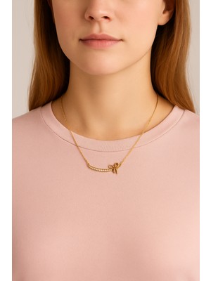 Pirlento Zirkon Taşlı Fiyonk Detaylı Altın Renk Kadın Çelik Kolye – Zarif, Işıltılı ve Dayanıklı Tasarım