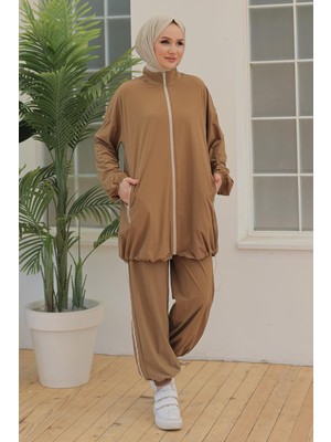 Armine 24YT616 Toprak Kadın Yakalı Boydan Fermuarlı Paraşüt Kumaş Cepli Cepleri Fermuarlı Omuzu Lastik Detaylı Pantolon Beli Paçası Lastikli Beli Lastik Bağcıklı Beyaz Çizgili Takım