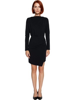 Ersefa Kadın Şık Bodycon Mini Elbise Uzun Kollu Kayık Yaka Asimetrik Drape Detayları ile Modern Görünüm