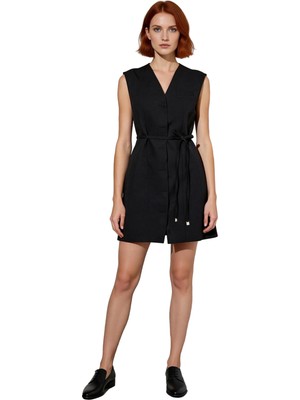 Ersefa Kadın Kolsuz V Yaka Skater Siluet Kuşak Detaylı Mini Elbise Iş ve Günlük Kullanıma Uygun Şık Tasarım