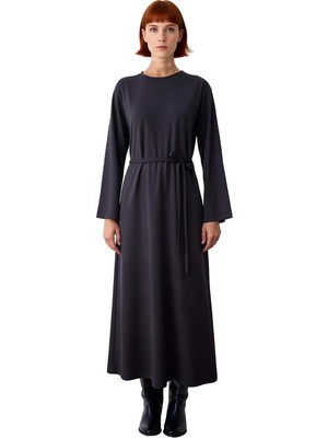 Ersefa Kadın Bisiklet Yaka Standart Kol Astarsız Düz Desen Örme Elbise Günlük Şıklık ve Konfor Sunar.