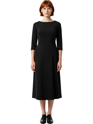 Ersefa Kadın Kayık Yaka 3 4 Kol Midi Elbise Skater Kesimiyle Modern ve Zamansız Bir Görünüm Sunar