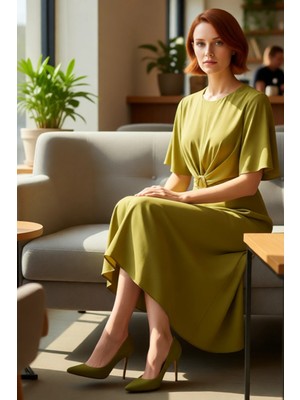 FRM Kadın Şık Düz Bordo Midi Elbise A Line Kesim Mat Saten Dokuma Bisiklet Yaka Aksesuar Detaylı