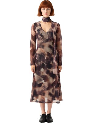 Ersefa Kadın Soyut Desenli Midi A Line Elbise Esnek Tül Kumaşı ve V Yaka Tasarımıyla Günlük Konfor Sunar.