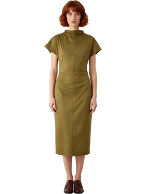 Ersefa Kadın Midi Boy Elbise Haki Renk Süet Örme Düz Desenli Dik Yaka Düşük Kollu ve Büzgülü Detaylı Şık