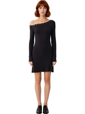 Ersefa Kadın Siyah Asimetrik Yaka Örme Elbise Düz Desen Uzun Düşük Kol Aksesuar Detaylı Modern Kısa Boy