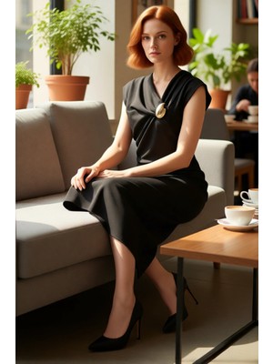 FRM Kadın Şık Düz Desen Midi Elbise Kısa Düşük Kol Degaje Yaka Polyester Dokuma Aksesuar Detaylı