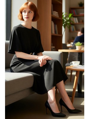 FRM Kadın Şık Düz Bordo Midi Elbise A Line Kesim Mat Saten Dokuma Bisiklet Yaka Aksesuar Detaylı