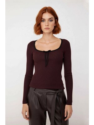 Ersefa Kadın Fitted Kalıp Fitilli Dokuma Havuz Yaka Triko Kazak Ince Yapısıyla Modern Bir Stil Sunar