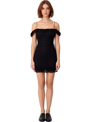 Ersefa Kadınlara Özel Bodycon Kalıp Dantel Mini Elbise Carmen Yaka Şıklığı ve Ince Askılı Detayıyla