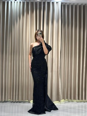 Kaleiçi Yıldızlar Siyah Tek Omuz Gül Detay Nakış Işlemeli Abiye 5650