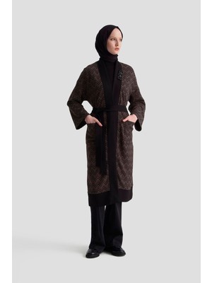 Armine Trend Kendinden Desenli Broş Detaylı Belden Kuşaklı Örme Hırka Kahverengi 25KT534