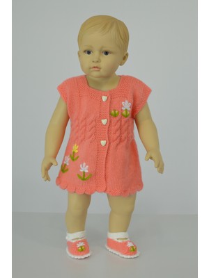 El Örgüsü Bebek Yelek ve Patik Takımı – Pembe Çiçekli Desen 🌼