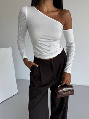 TRENDHAZAN Asimetrik Yaka Omuz Detaylı Uzun Kollu Sandy Kumaş Crop  / Bluz