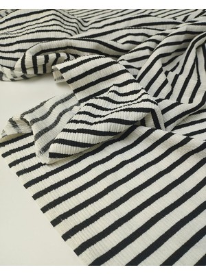 Kumaş Parça Siyah Beyaz Enine Çizgili Irmak Örme Jarse (En 160 cm x Boy 140 Cm)