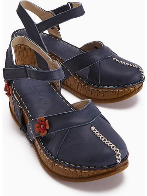 Limoya Hakiki Deri Katlyn Çiçek Detaylı Burnu Kapalı Dolgu Topuklu Sandalet