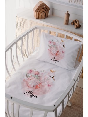 Lilabio %100 Pamuk Saten Pembe Kuğu Desenli Isme Özel Anne Yanı Beşik Nevresim Takımı 60x100 cm