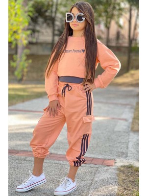 Riccotarz Kız Çocuk Yazı Detaylı Crop Kaşkorse Kolsuz Badi Şerit Detaylı Kargo Cepli Alt Somon Eşofman Takım
