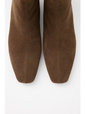 Lutvelizade Bot 2520 - Küt Burun Arka Fermuarlı Acı Kahve Süet Kadın Bot