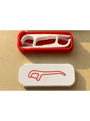 Lilys İstanbul 🔴⚪ Cep Boy Kürdan Kutusu – 9,5 × 1,5 × 3,5 cm | Taşınabilir | Dayanıklı Plastik Malzeme