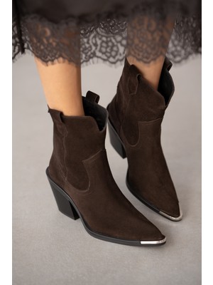 Selin Shoes Veona Hakiki Deri Burun Kısmı Aksesuar Detaylı Sivri Burun Kadın Bot- Kahve Süet