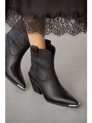 Selin Shoes Veona Hakiki Deri Burun Kısmı Aksesuar Detaylı Sivri Burun Kadın Bot- Siyah